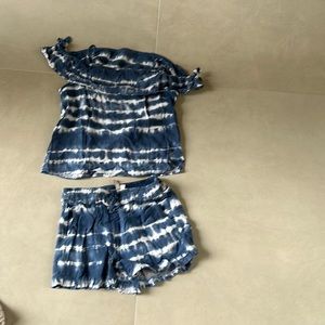 Set blue and white top and shorts.